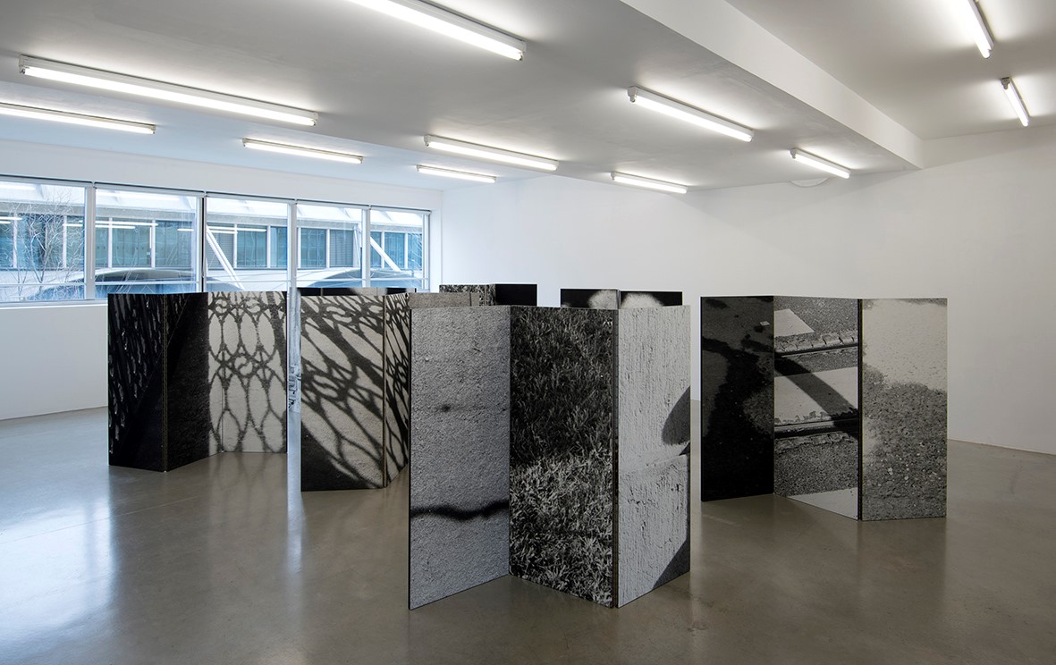 jef geys Exhibition views « Paravents (As Sombras de Lisboa) » (1)