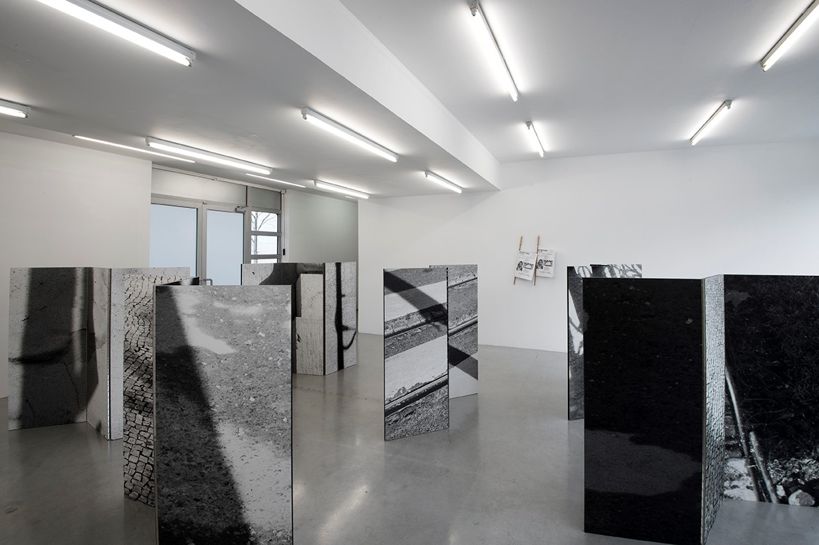 jef geys Exhibition views « Paravents (As Sombras de Lisboa) » (2)